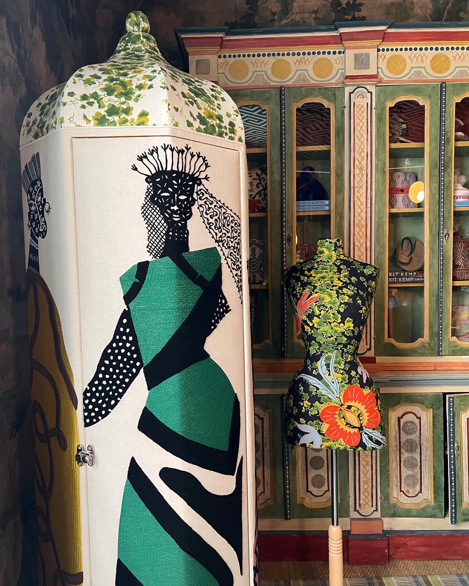 MartynWhiteLDN's tweet photo. It is the final week of the @designcentrech’s WOW!house. Another favourite interior comes from the talented duo Kit Kemp and Minnie Kemp. You cannot help but feel happy and positive from the very first step of walking into this room. #wowhouse #interiordesign https://t.co/yQmymFsqxv