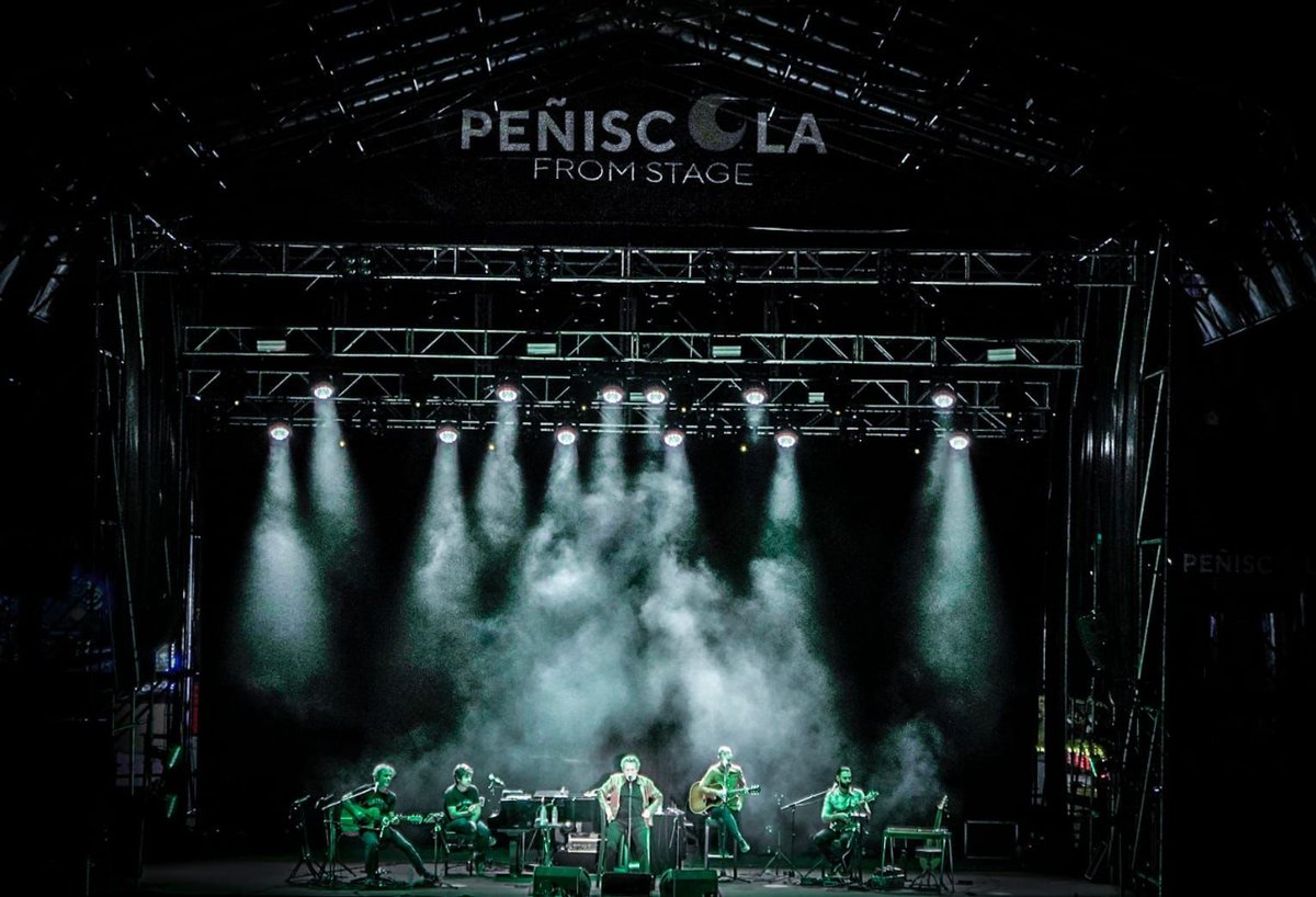 StonexSL's tweet photo. 🟢 El festival Peñíscola From Stage contó con Miguel Ríos en su gira "Un largo tiempo', una cita producida por @TSaudiovisualescon equipos de #iluminación de #Stonex:
✅ 16 #MidiB de @ClayPakyNews;
✅ 6 del #MiniB de #ClayPaky;
✅Control #GrandMA3 de @MALighting. 
¡Seguimos!💚 https://t.co/oGP5cTpn1x
