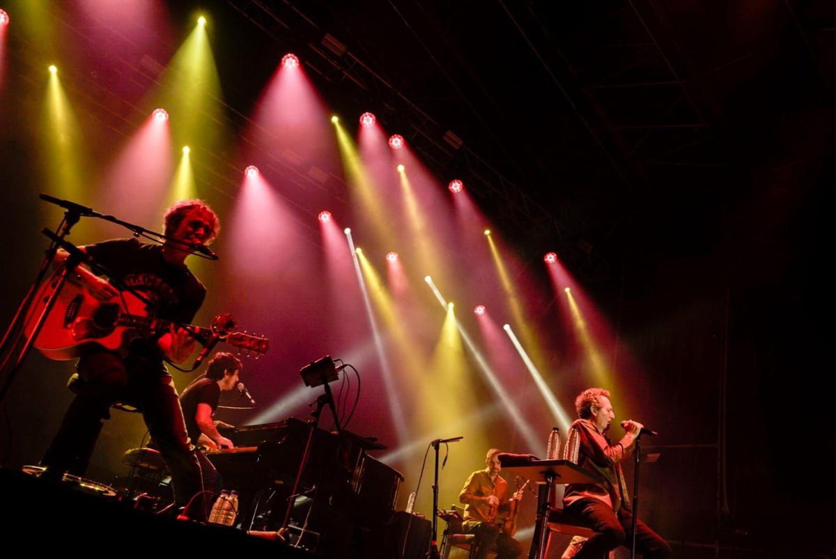 StonexSL's tweet photo. 🟢 El festival Peñíscola From Stage contó con Miguel Ríos en su gira "Un largo tiempo', una cita producida por @TSaudiovisualescon equipos de #iluminación de #Stonex:
✅ 16 #MidiB de @ClayPakyNews;
✅ 6 del #MiniB de #ClayPaky;
✅Control #GrandMA3 de @MALighting. 
¡Seguimos!💚 https://t.co/oGP5cTpn1x