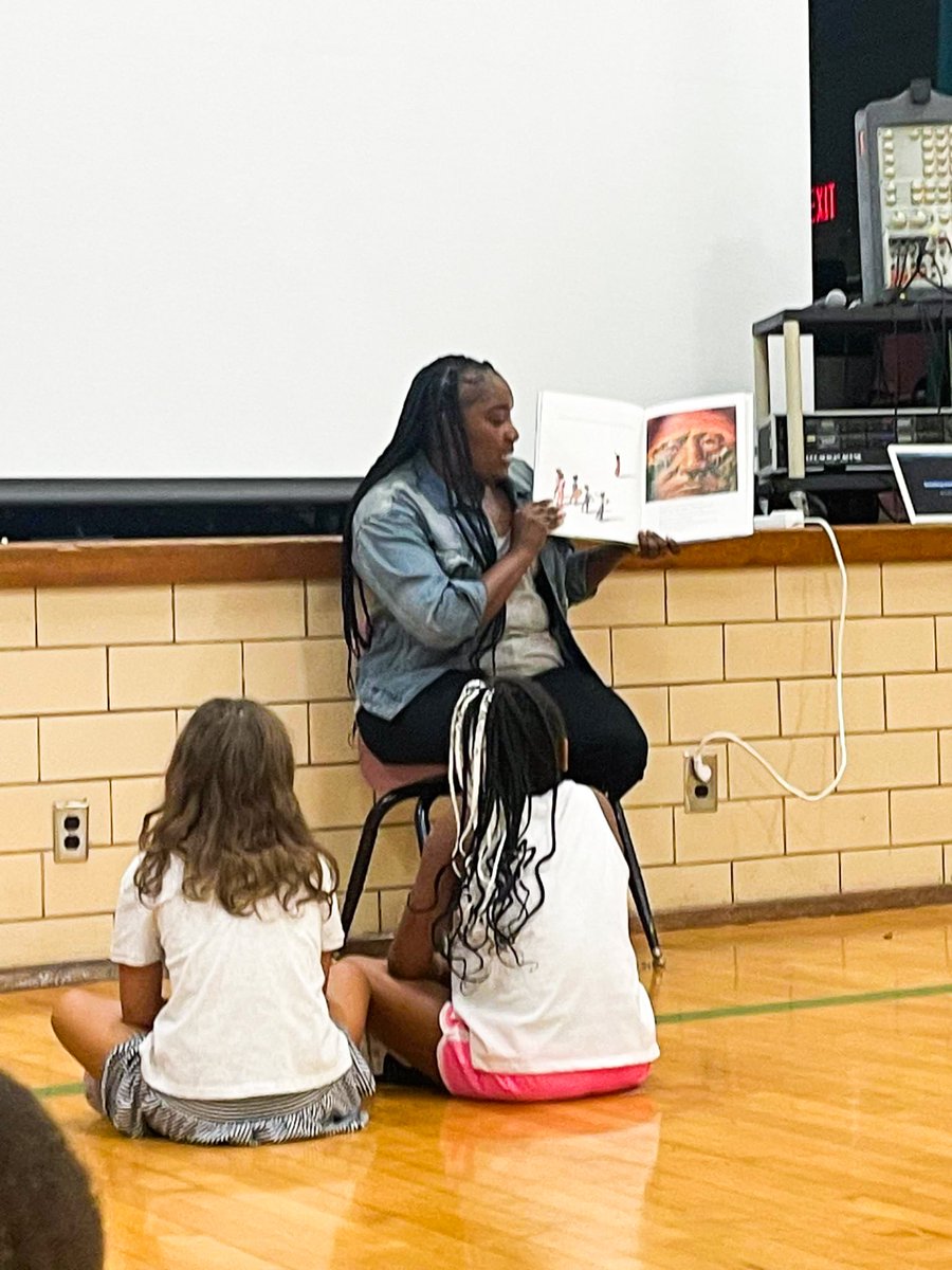 SoldByQuineka's tweet photo. LOVED being this morning's Read Aloud Guest Reader for Freedom School Scholars at Green Magnet Academy!

I shared "Of Thee I Sing" with the Scholars. https://t.co/apDOFb0bli