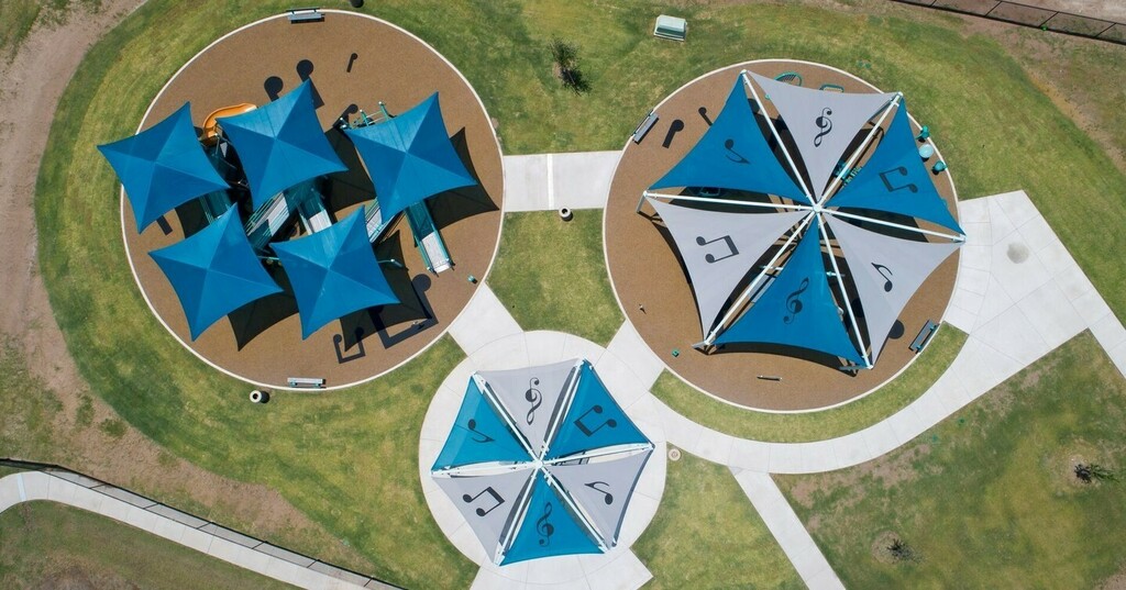 PlayLSI's tweet photo. Shade structures mean hours of safe and enjoyable play. ☀️
.
.
.
#shapedbyplay #playlsi #skyways #playgroundshade #customshade #commercialshadesails https://t.co/FE6nTIdZdj https://t.co/vk5vZVHXe6