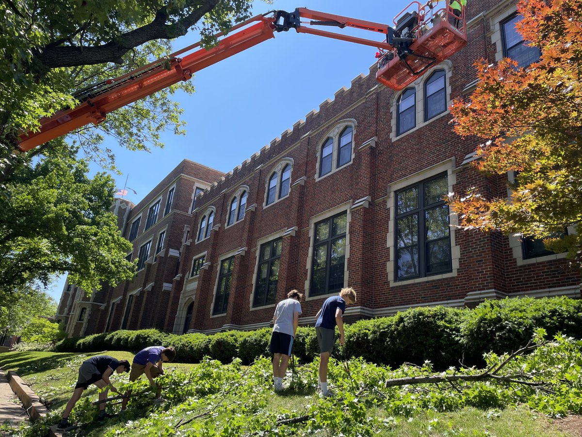 sluhjrbills's tweet photo. It's a beautiful day for a little landscaping and maintenance on Oakland. #SLUHSummer https://t.co/NV62ZjOpEX