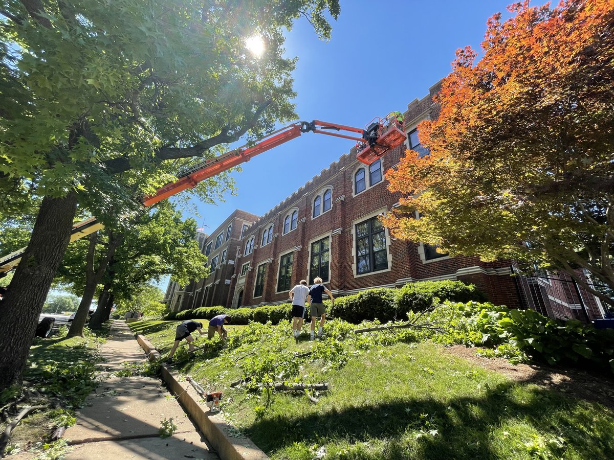 sluhjrbills's tweet photo. It's a beautiful day for a little landscaping and maintenance on Oakland. #SLUHSummer https://t.co/NV62ZjOpEX