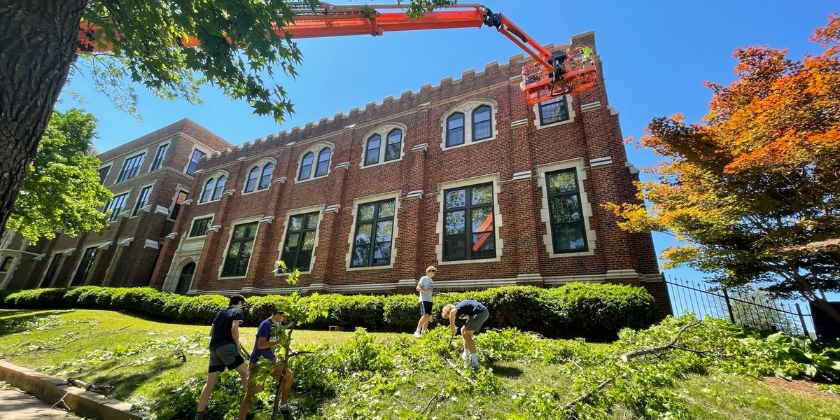 sluhjrbills's tweet photo. It's a beautiful day for a little landscaping and maintenance on Oakland. #SLUHSummer https://t.co/NV62ZjOpEX