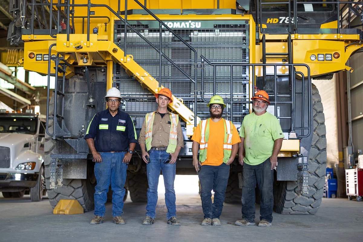 MiningTurner's tweet photo. Why do we value having on-site equipment mechanics in the field? 

Visibility into ops &amp; equipment conditions are vital components to making sure we support our people.

These are folks getting things done and  moving things forward 💯 #mining https://t.co/O8doi35SHu