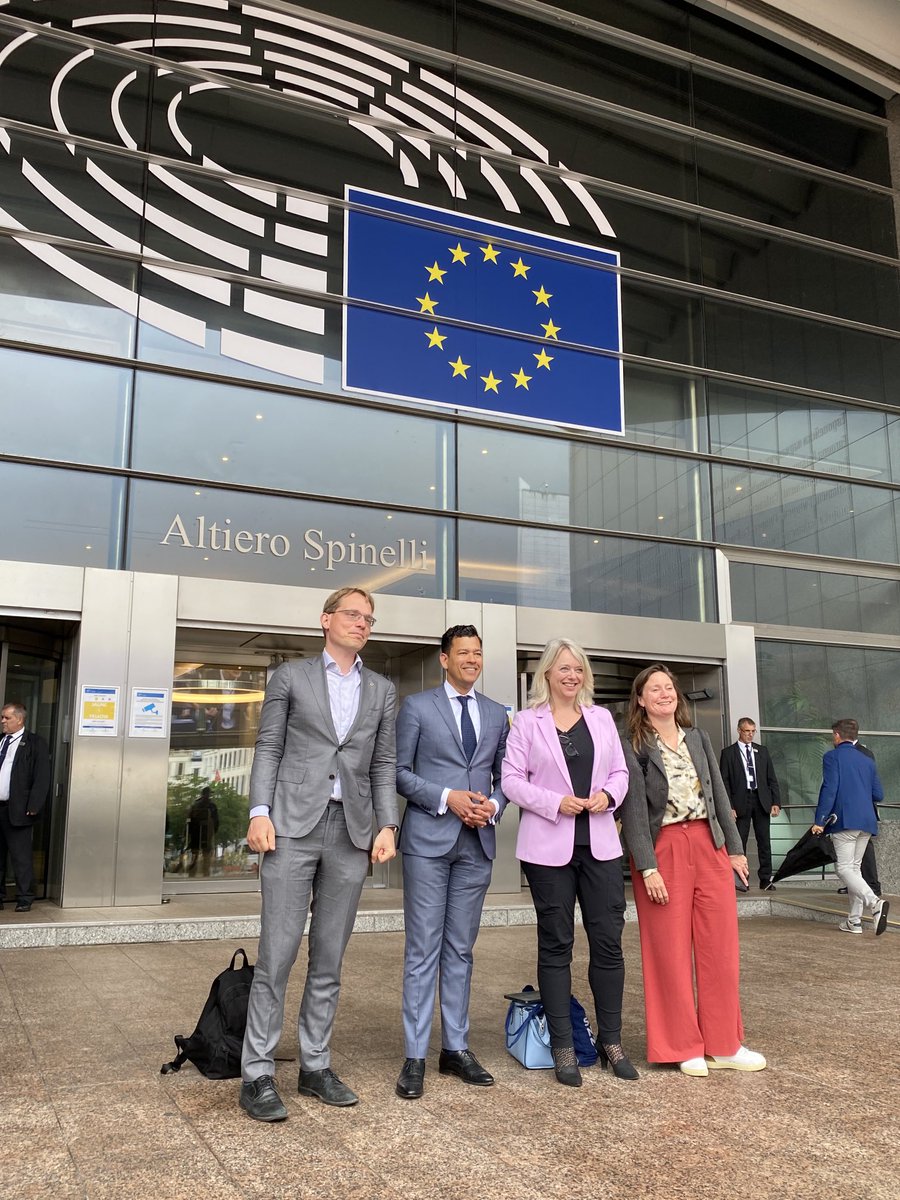 Vandaag brachten leden van de commissie ⁦<a href="/EZK_TK/">Commissie voor Economische Zaken en Klimaat</a>⁩ een werkbezoek aan Brussel. Zij spraken oa met Europarlementariërs ⁦<a href="/BasEickhout/">Bas Eickhout</a>⁩ en ⁦<a href="/Rob_Roos/">Rob Roos 🇳🇱</a>⁩ over klimaat, #fitfor55, energie en desinfo. ⁦Daarnaast bezochten zij ⁦@TimmermansEU⁩ en de PV @NL@EU