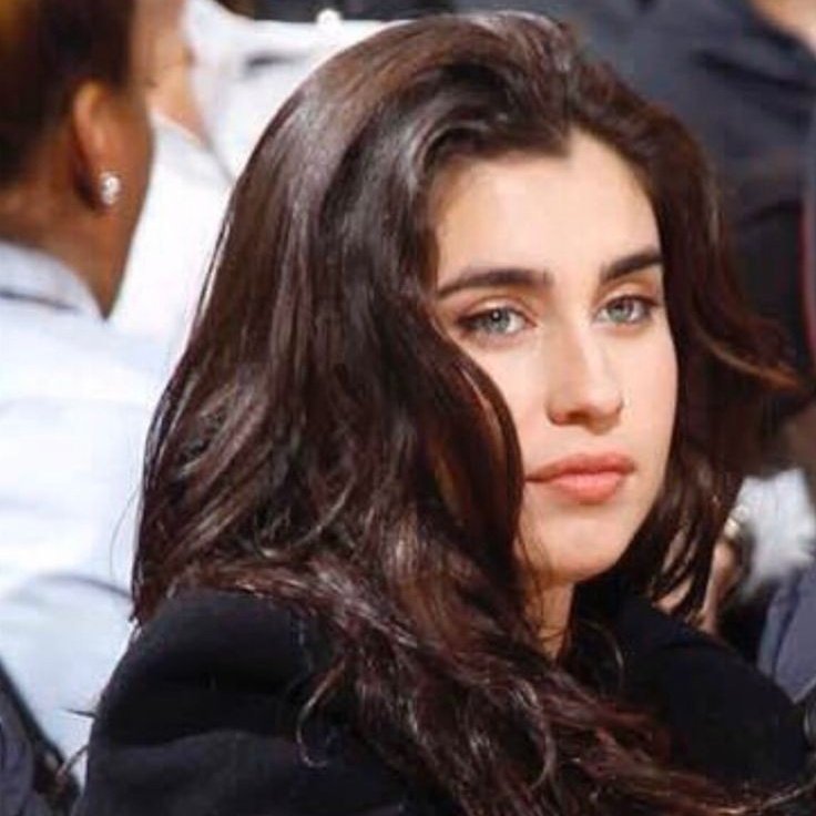 PopStreetBR's tweet photo. Hoje a cantora Lauren Jauregui completa 26 anos. https://t.co/NFO44GjOUs