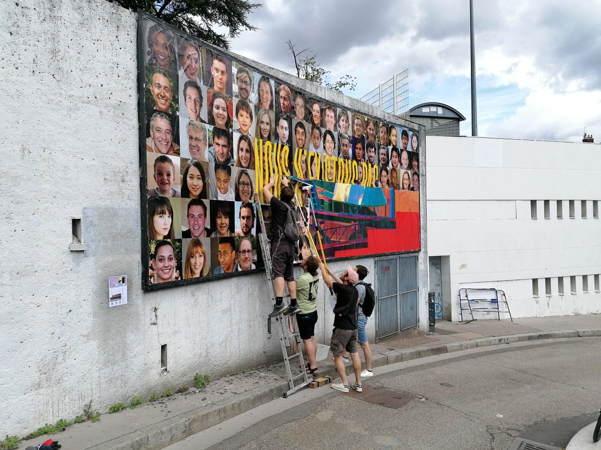 fbreuil's tweet photo. Pendant toute la semaine de la Plateforme de l’Intelligence Artificielle #PFIA2022 "le-mur-st-etienne" affiche une œuvre entièrement créée par l'#IntelligenceArtificielle.
Nous n'existons pas !!! 
Et pourtant tous ces visages sont plus vrais que nature... https://t.co/GWcWamnn3z