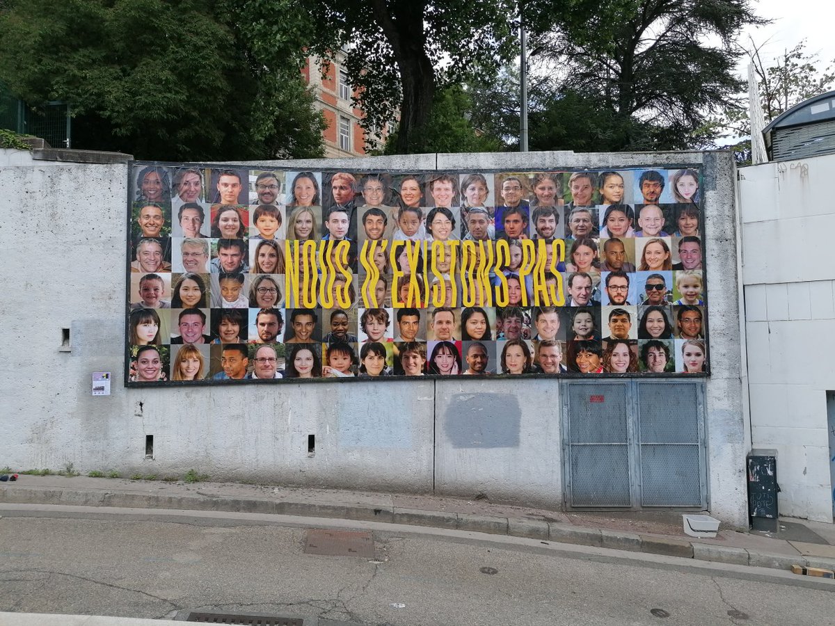 fbreuil's tweet photo. Pendant toute la semaine de la Plateforme de l’Intelligence Artificielle #PFIA2022 "le-mur-st-etienne" affiche une œuvre entièrement créée par l'#IntelligenceArtificielle.
Nous n'existons pas !!! 
Et pourtant tous ces visages sont plus vrais que nature... https://t.co/GWcWamnn3z