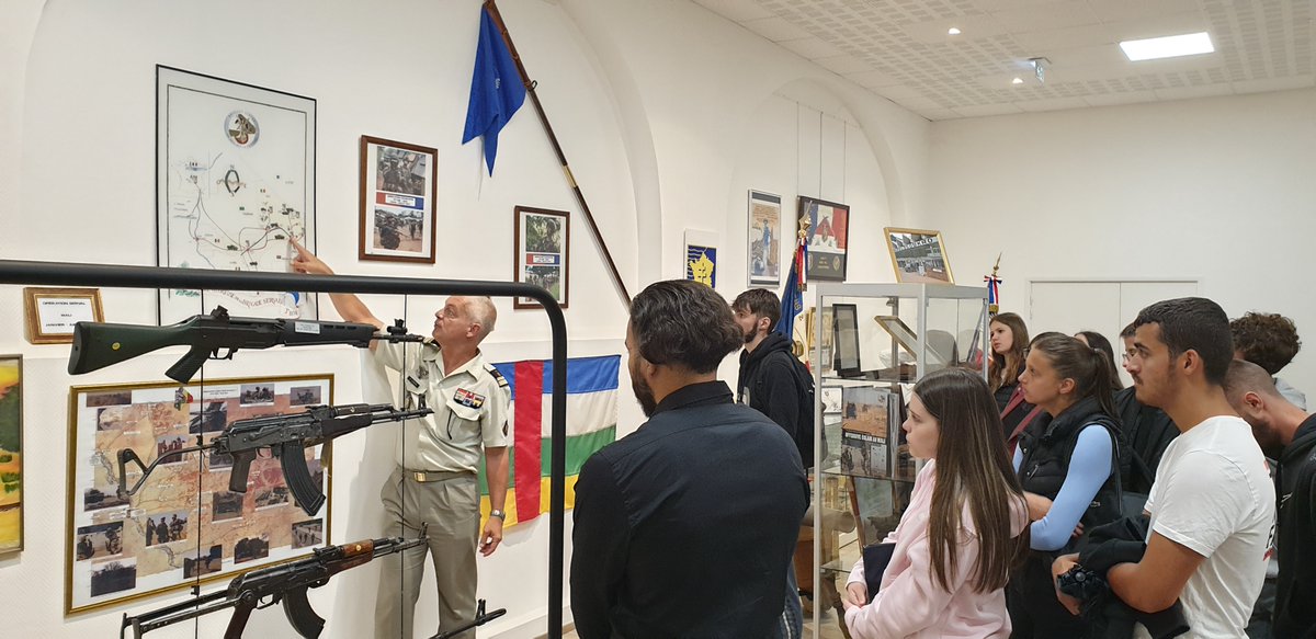 Edef_Clermont's tweet photo. Après la visite de la salle d'honneur du @92e_RI  remise des prix du concours #Mémoire des #OPEX proposé par #trinomeacademique 
➡️Collège A. Varenne &amp; lycée Camille Claudel lauréats édition 2021-2022
Quand #histoire #memoire #arts #defense et #citoyenneté se rencontrent https://t.co/4S6vpneotL