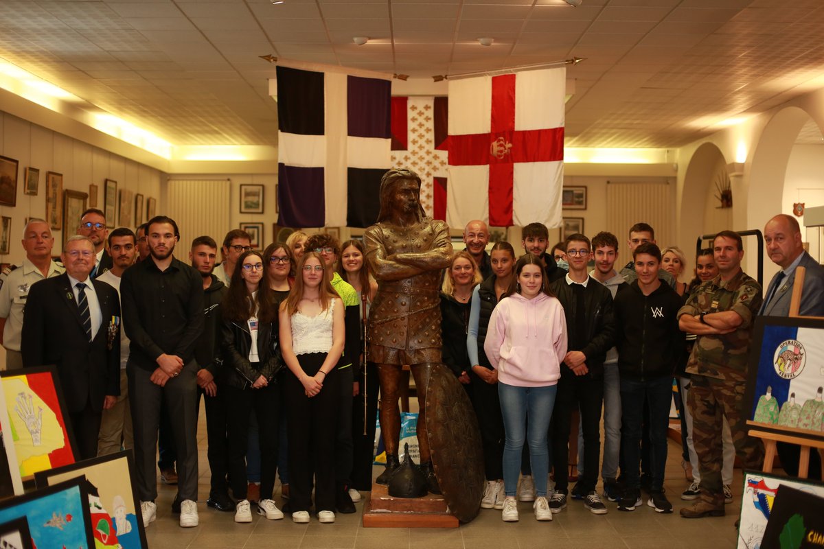Edef_Clermont's tweet photo. Après la visite de la salle d'honneur du @92e_RI  remise des prix du concours #Mémoire des #OPEX proposé par #trinomeacademique 
➡️Collège A. Varenne &amp; lycée Camille Claudel lauréats édition 2021-2022
Quand #histoire #memoire #arts #defense et #citoyenneté se rencontrent https://t.co/4S6vpneotL