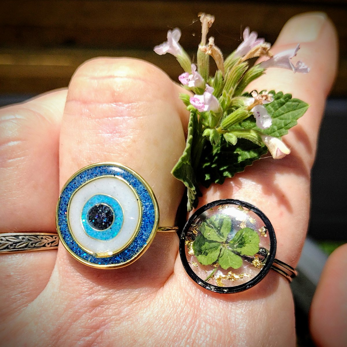Evil Eye Talisman and a itsy bitsy four leaf clover rings.
Trying to get our oldest to find me some more baby clovers because I can't find one.
~✌️❤️🙂🖖~ Mindy
#clover
#evileyetalisman 
#ring 
#rings
#luck
#protection 
#resin
#resinring
#resinartwork 
#resinart