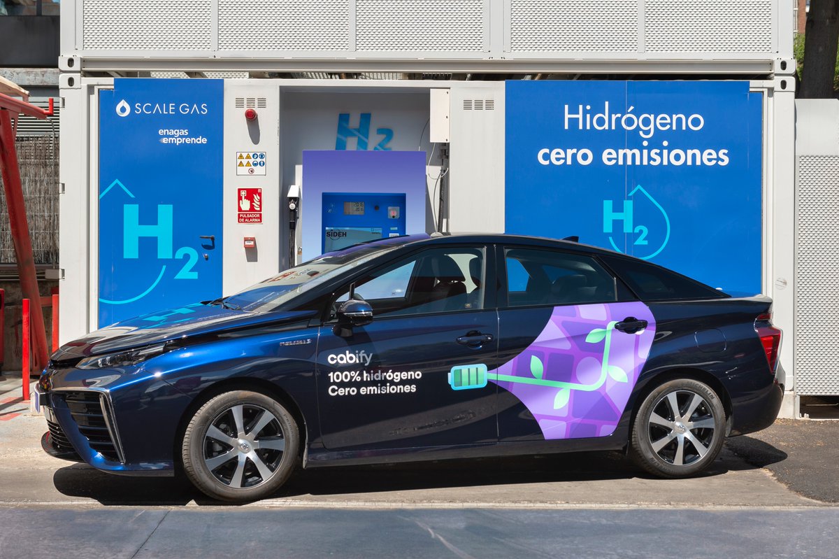 ToyotaPrensa's tweet photo. Hoy se unen @cabify_espana y @Toyota_Esp para presentar la 1º flota VTC que utiliza #hidrógeno como fuente de energía en España. El repostaje de #Toyota #Mirai se efectuará en la hidrogenera de la filial de @enagas, #ScaleGas, en Madrid. 
Más info👉 https://t.co/Ro2pyT3F5H https://t.co/RXWagNnzj9