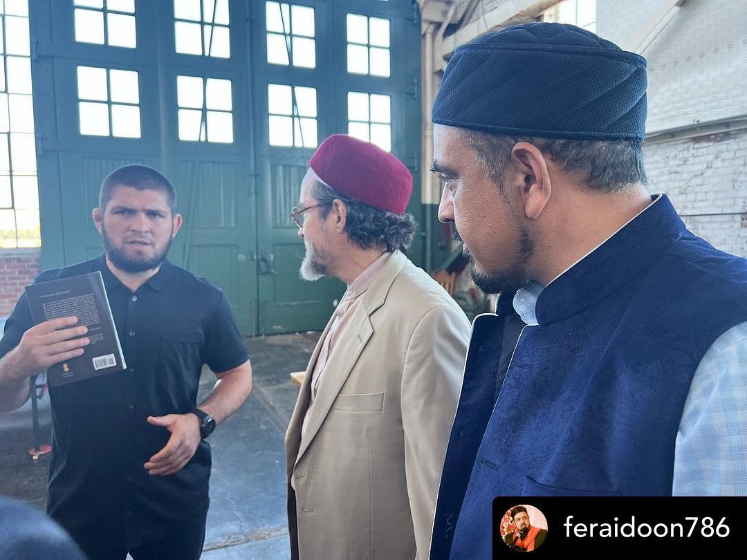 Islam4Europeans's tweet photo. Shaykh Hamza gave a few books including Purification of the Heart to Khabib Nurmagomedov https://t.co/FRI4Ka33qp