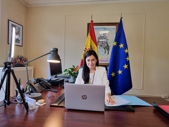 EspOEA's tweet photo. La Embª @CarmenMonton de @EspOEA participa como testigo de honor en la firma del Acuerdo Marco con la Fundación El Libro Total junto con SG OEA @Almagro_OEA2015 y Alejandro Navas. Este acuerdo contribuye a mejorar al acceso de los libros en español y a fomentar la lectura. https://t.co/j0qF4yNFlq