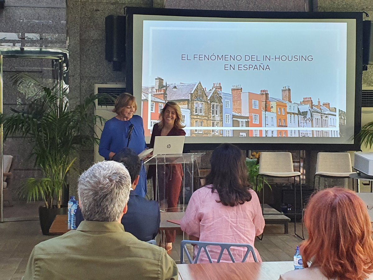 SCOPEN_es's tweet photo. Empezamos con una introducción de @KikaSamblas, Partner & Managing Director de SCOPEN) y Lidia @SanzMontes, Directora General de la @aeanunciantes
#InHousing22 https://t.co/xO7Mn34Aa5