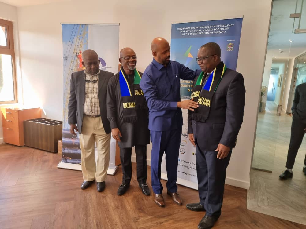 PETAN_official's tweet photo. PHOTO NEWS

The Association of Tanzania Oil and Gas Service Providers, ATOGS President, Hon. Abdulsamad Abdulrahim, presenting  Tanzanian traditional neck scarf to PETAN Chairman during the latter's working visit to him in Tanzania.

#PETAN
#ATOGS https://t.co/gkCSiVMLs4