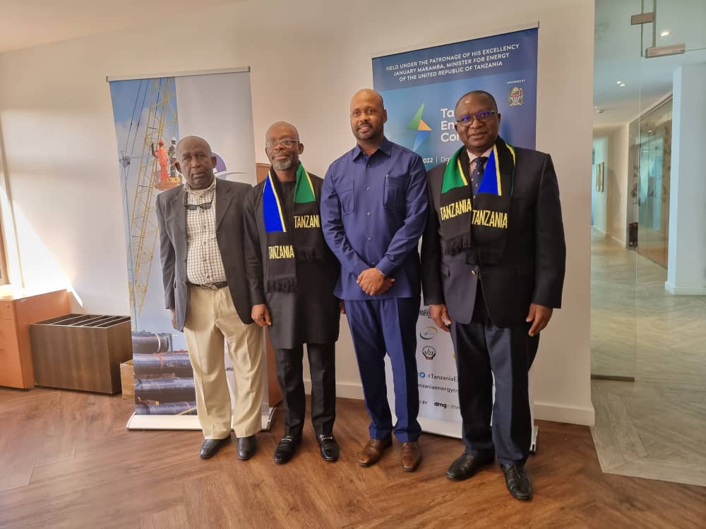 PETAN_official's tweet photo. PHOTO NEWS

The Association of Tanzania Oil and Gas Service Providers, ATOGS President, Hon. Abdulsamad Abdulrahim, presenting  Tanzanian traditional neck scarf to PETAN Chairman during the latter's working visit to him in Tanzania.

#PETAN
#ATOGS https://t.co/gkCSiVMLs4