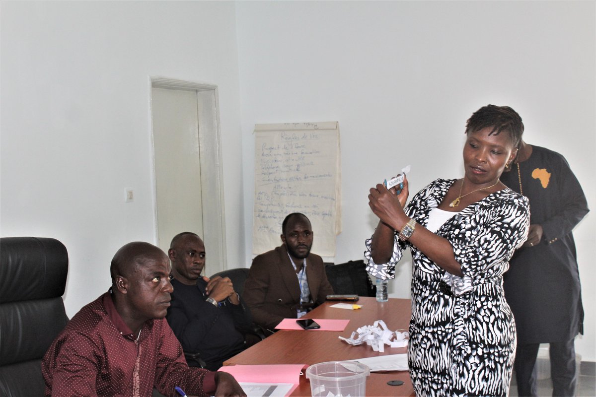 BoCEJGuinee's tweet photo. L'#AGUIPE a procédé cet après-midi au 11è tirage aléatoire  pour la sélection de #496_jeunes diplômés chômeurs devant bénéficier d'un stage dans le cadre du #Programme_E2E du #Projet_BoCEJ. https://t.co/LYae97xhSV