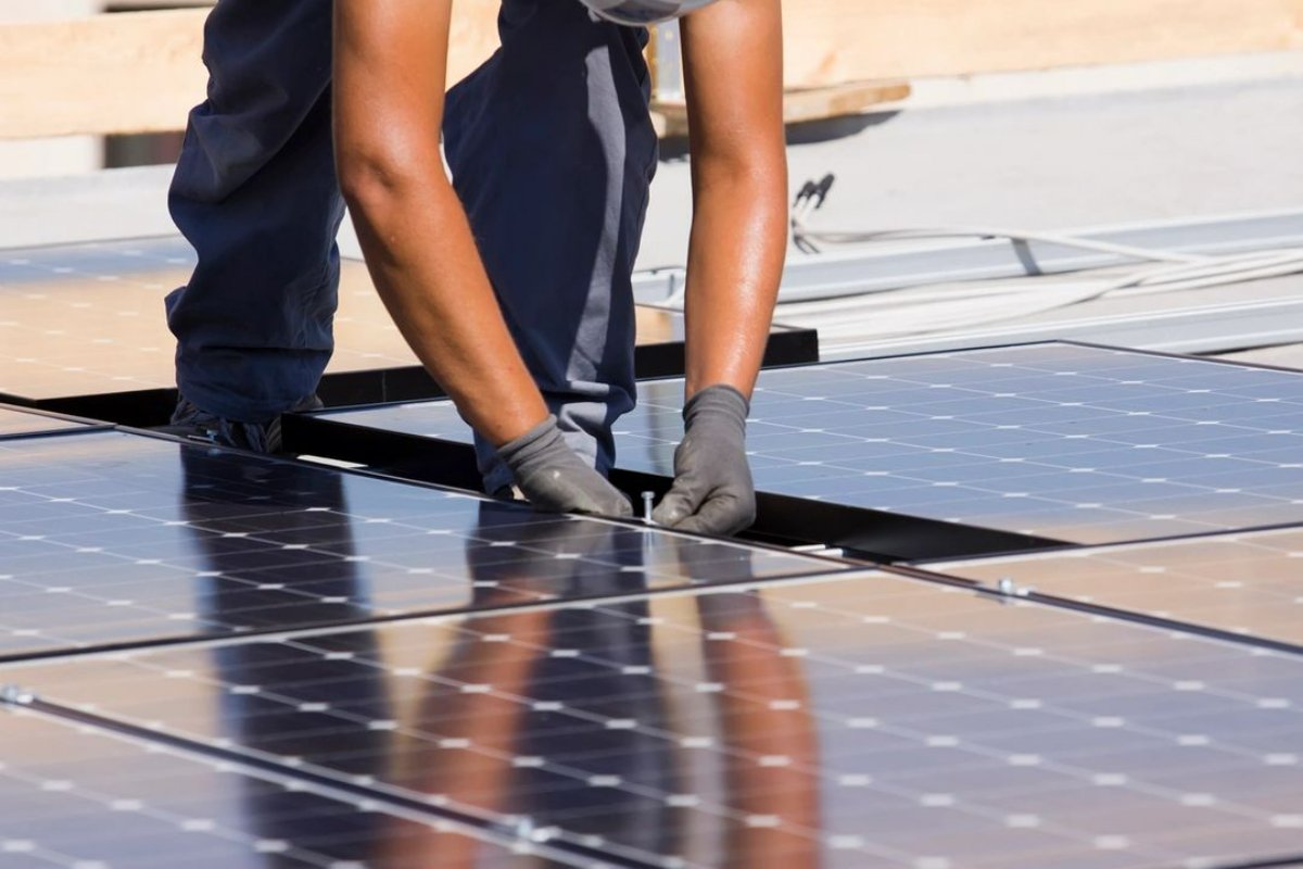 AztecRenewable's tweet photo. A little heat won't slow us down! We're here to take on all your tall and tough solar projects. #AztecRenewableEnergy #AztecEnergy #SolarPower #SolarEnergy #RenewableEnergy #TexasSolar https://t.co/yIqneL5wdE