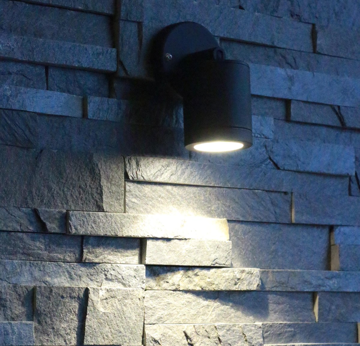 lightideas_'s tweet photo. Our @hunzalighting Down Lites. 

These luminaires have a fixed head to give a dramatic, one way, wash-lighting effect, capturing unique crevices and your homes most loved features.  

https://t.co/zMVpKMQZpZ

#WorcestershireHour #downlight #outdoorlighting #architechualprojects https://t.co/25WYt3CM0F