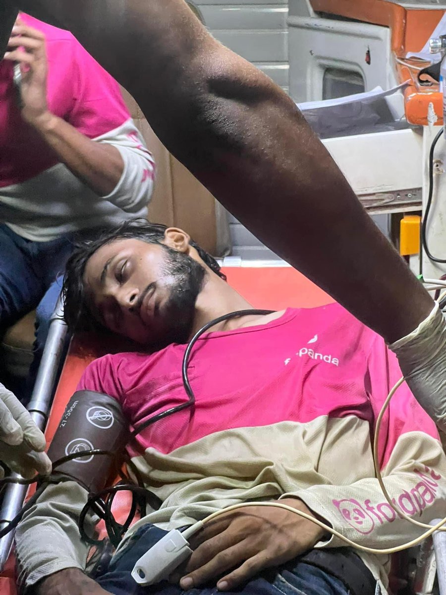hoorrie16's tweet image. Urgent. (BUMP &amp;amp; SHARE)

Foodpanda rider found unconscious at the lilly bridge  near cantt station at 8:00 PM he was semi conscious unable to tell his name, number or any details about relatives, Aman ambulance took him to the nearest hospital

Ambulance No: JF 9424