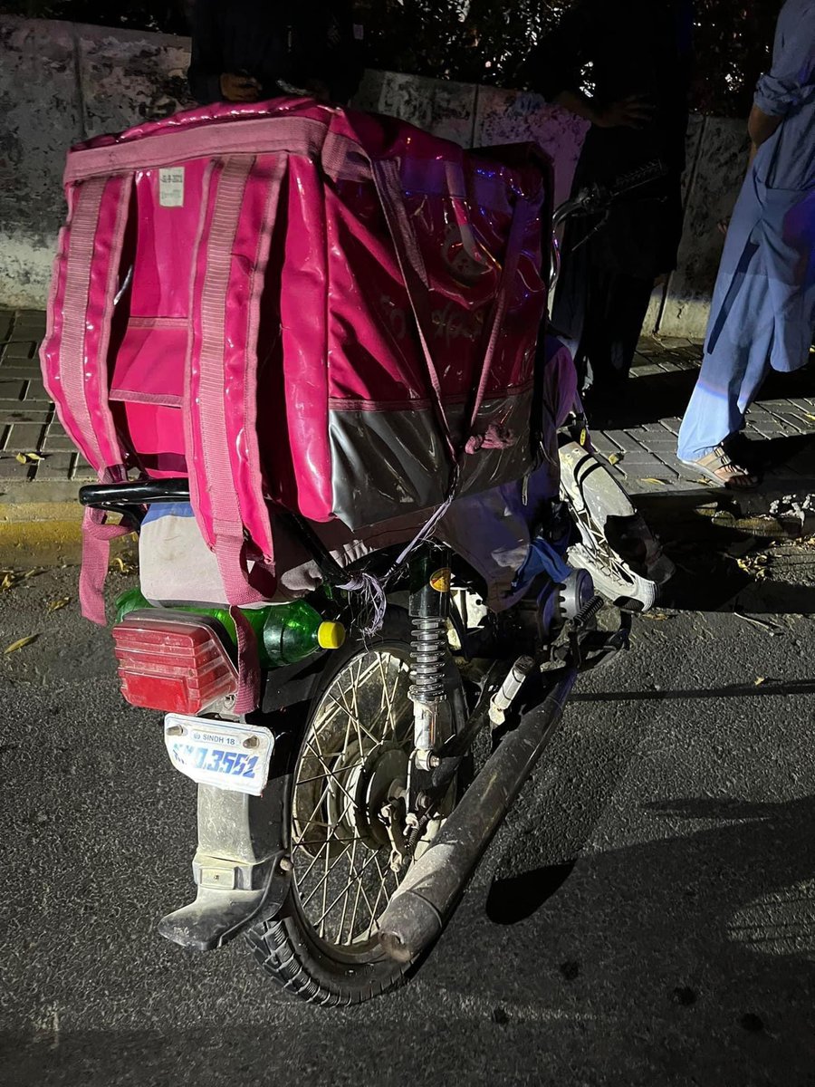 hoorrie16's tweet image. Urgent. (BUMP &amp;amp; SHARE)

Foodpanda rider found unconscious at the lilly bridge  near cantt station at 8:00 PM he was semi conscious unable to tell his name, number or any details about relatives, Aman ambulance took him to the nearest hospital

Ambulance No: JF 9424
