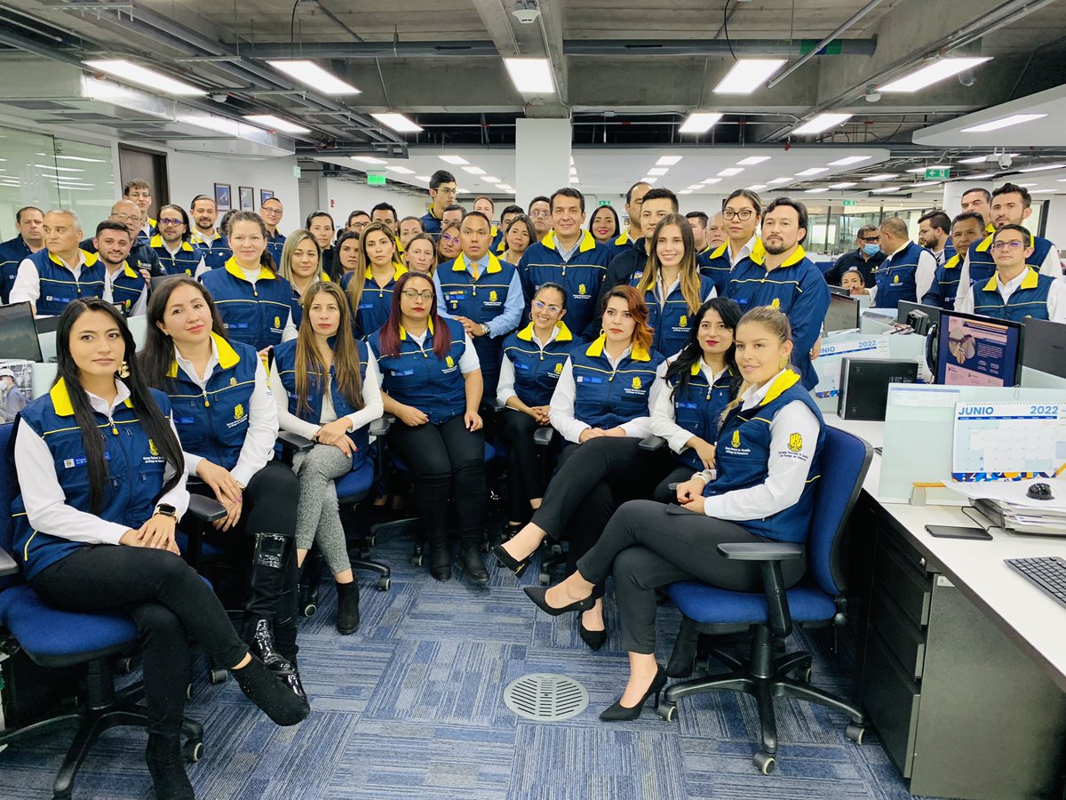 VelandiaGuille's tweet photo. Siempre le he pedido a mis compañeros no olvidar que un servidor público trabaja para la agente, y gracias a ellos, hemos hecho historia dándole solución a centenares de comunidades que, finalmente, es nuestro propósito. Qué afortunado soy de tener un equipo tan capaz! Feliz día! https://t.co/6nso9I4RNp