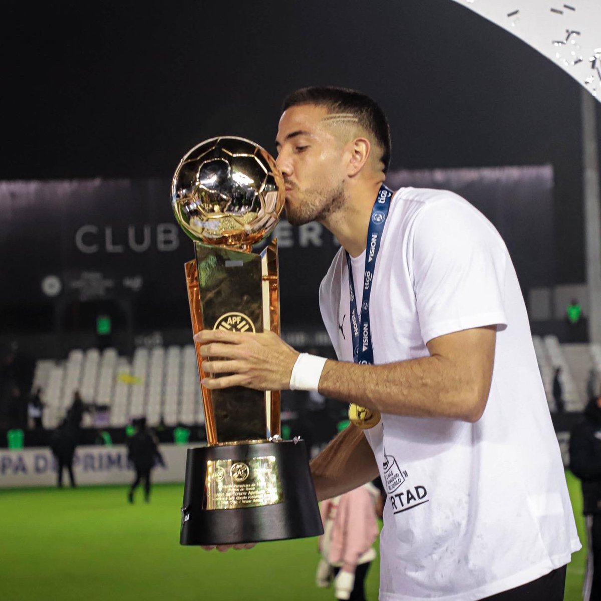 campu_a's tweet photo. No hay nada imposible para Díos si puedes creer 🙌🏻🙏🏻 Salud 🥂 campeón @Libertad_Guma 🥇🏆🏁🏁 https://t.co/ZJLIadoqcK