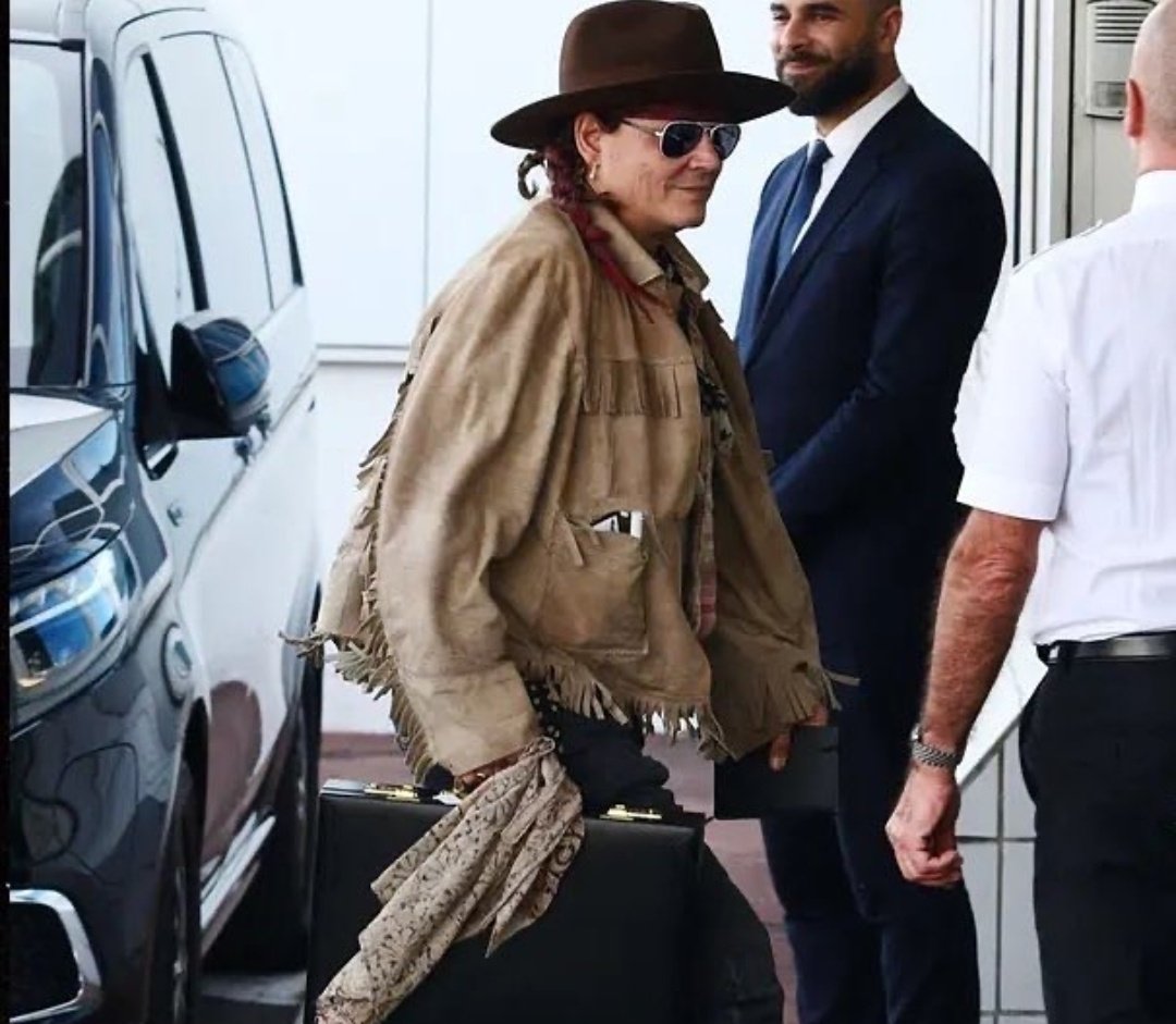 Mr  Depp, He has already gone over to the film studios several times , in Paris, for the role in Ludovic XV, and he changed the appearance, without a beard and a mustache to get into the skin of the character. The filming period will be august"22!Good luck! 🙏👋♥️Proud of you!