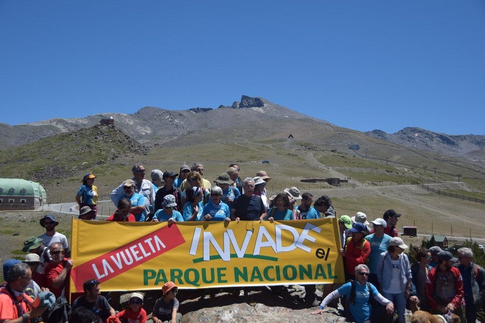 Los que se quejan son los mismos payasos que han subido hasta allí en coches disfrazados de montañeros para sacar esta foto. En fin