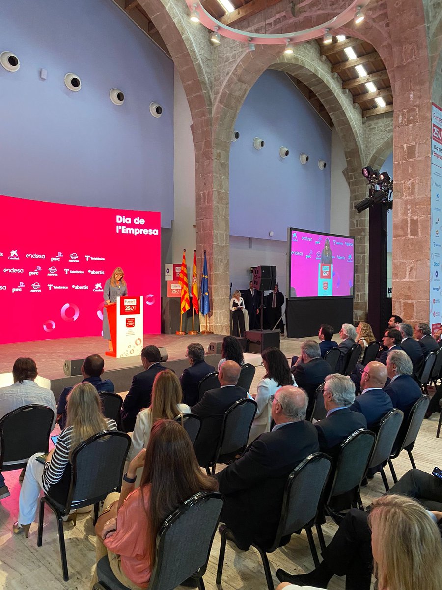 Avui, #DiaEmpresa, hem assistit a l'entrega de Medalles d'Honor i els XV Premis Carles Ferrer Salat que atorga @FomentTreball. 

Un reconeixement a les empreses que impulsen la transformació econòmica de Catalunya. La col•laboració publicoprivada és clau pels reptes del futur.