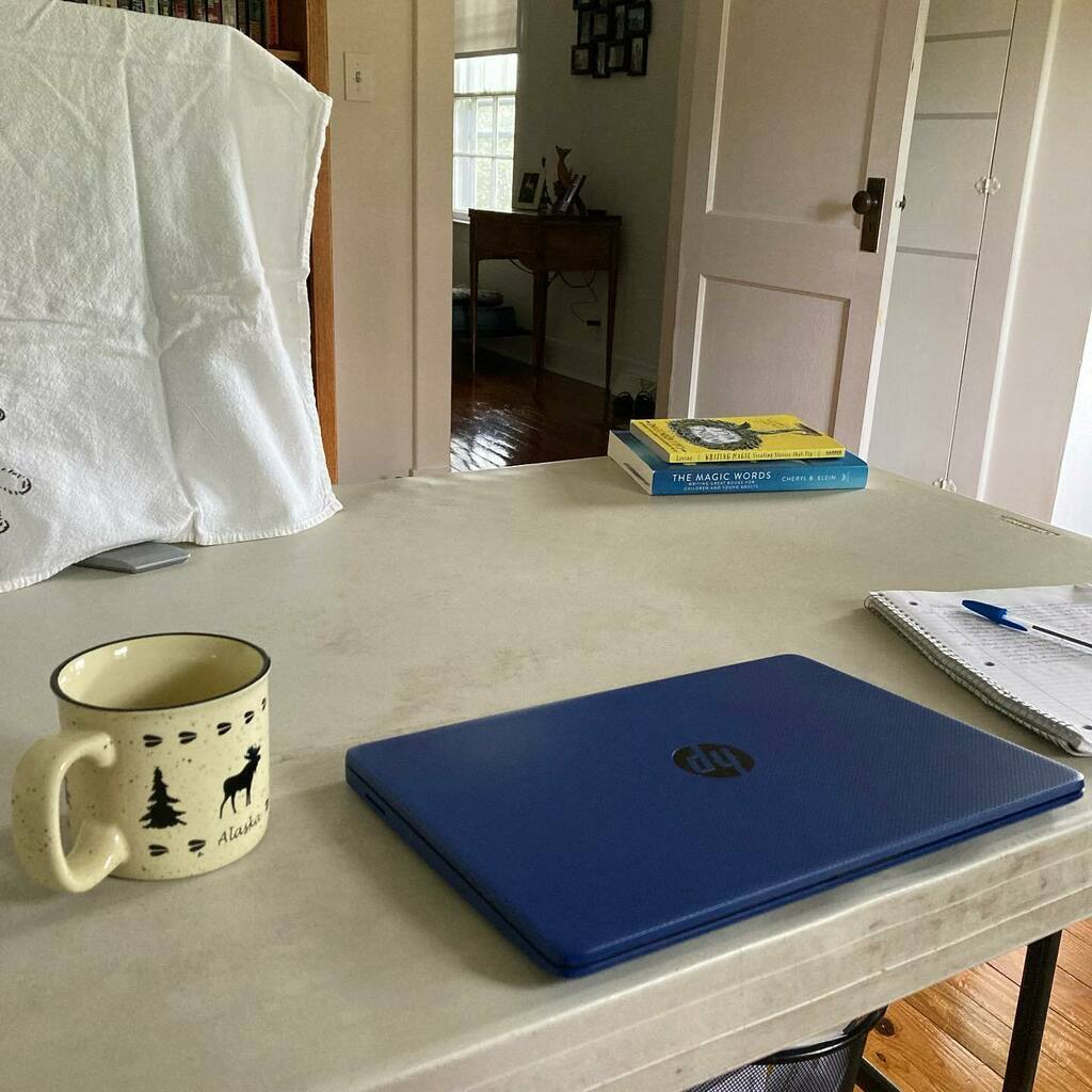 JodyCalkins's tweet photo. Happy Monday! I took back my writing table, so I can, you know, write! 😜 

Here’s to getting focused again. The words aren’t writing themselves. 🤷🏼‍♀️

#authorlife #writing #storyteller #deskcleared #focused #ineedtowrite https://t.co/Ne6kqyMjSE https://t.co/Fp6g2YYmUL
