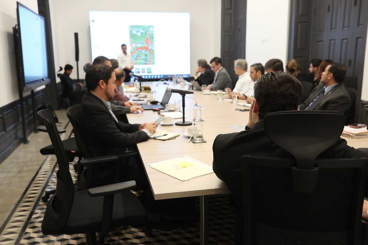 samuel_garcias's tweet photo. Desde temprano, como todos los días y sin falla, estuve en reunión con autoridades de Agua y Drenaje, CONAGUA y todo el gabinete para seguir revisando los avances del Plan para Garantizar el Agua en Nuevo León hasta el 2050. https://t.co/b9qcNpNsh4