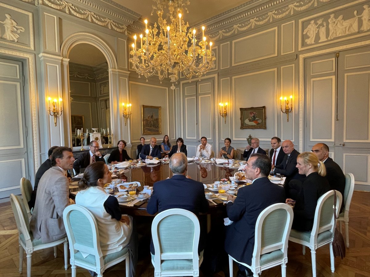 BF_TFI's tweet photo. 🤝BusinessFrance met on Thursday at the @AmbSuisseParis with🇨🇭firms present in 🇫🇷

🔴@tardieumc Business France’s COO, highlighted the spirit of innovation &amp; industrialization shared by🇨🇭&amp; 🇫🇷 and expressed Business France's interest in strengthening economic ties

#ChooseFrance🇫🇷 https://t.co/VQEEsRVT8F