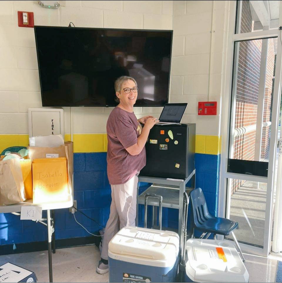 Obstacles can’t stop her! No desk, no chair, no problem! She gets the job done! Every school needs a Mrs. Wilkerson! #OurPrinicipalMakesItHappen <a href="/McDowell590/">McDowell Co Schools</a>