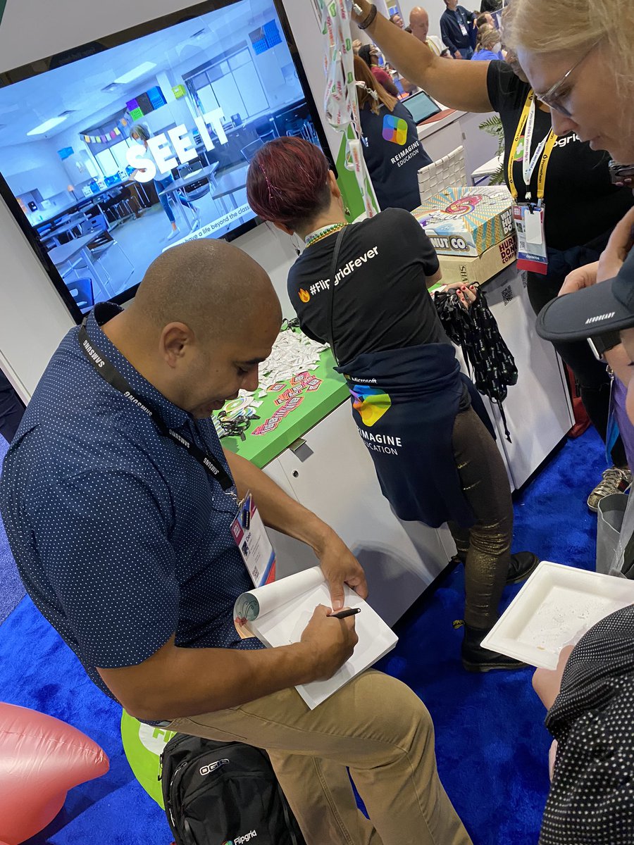 YaritzaV_'s tweet photo. 📣 @Flipgrid Social Hour
🤩Happening Right Now: @deelanier signing copies of his newest release #DemarginalizingDesign
✅@Microsoft @Flipgrid Booth #1417
💚💬Stop by and Check us out!
#FlipgridForAll💚 https://t.co/SEEyJc1GjL