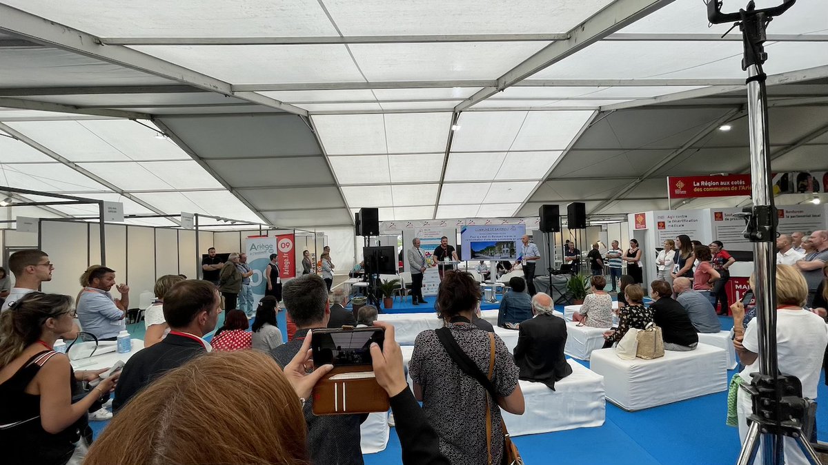 FRTP_MidiPy's tweet photo. Lors du Salon des #Maires de l'#Ariège, nous avons pu remettre les trophées des Victoires de l'Investissement Local aux lauréats qui investissent pour l'aménagement du #territoire ! Félicitations aux 36 concourants et bravo à l'#AMF09 pour ce 1er salon des élus réussi ! https://t.co/eR4mmTF4fh