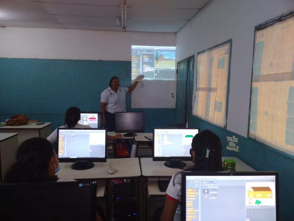 FBITAmazonas's tweet photo. Taller de scratch impartido a los docentes de la EB San Juan Bosco Cbit San Juan Bosco.
#SomosFundabit
@_LaAvanzadora
@MPPEDUCACION
@leivi24
@Fundabit_ 
@Kporras10 https://t.co/VLB7jUWBqJ