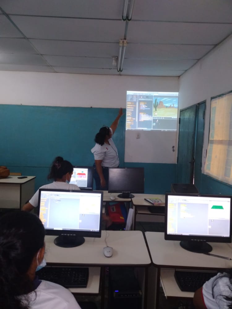 FBITAmazonas's tweet photo. Taller de scratch impartido a los docentes de la EB San Juan Bosco Cbit San Juan Bosco.
#SomosFundabit
@_LaAvanzadora
@MPPEDUCACION
@leivi24
@Fundabit_ 
@Kporras10 https://t.co/VLB7jUWBqJ