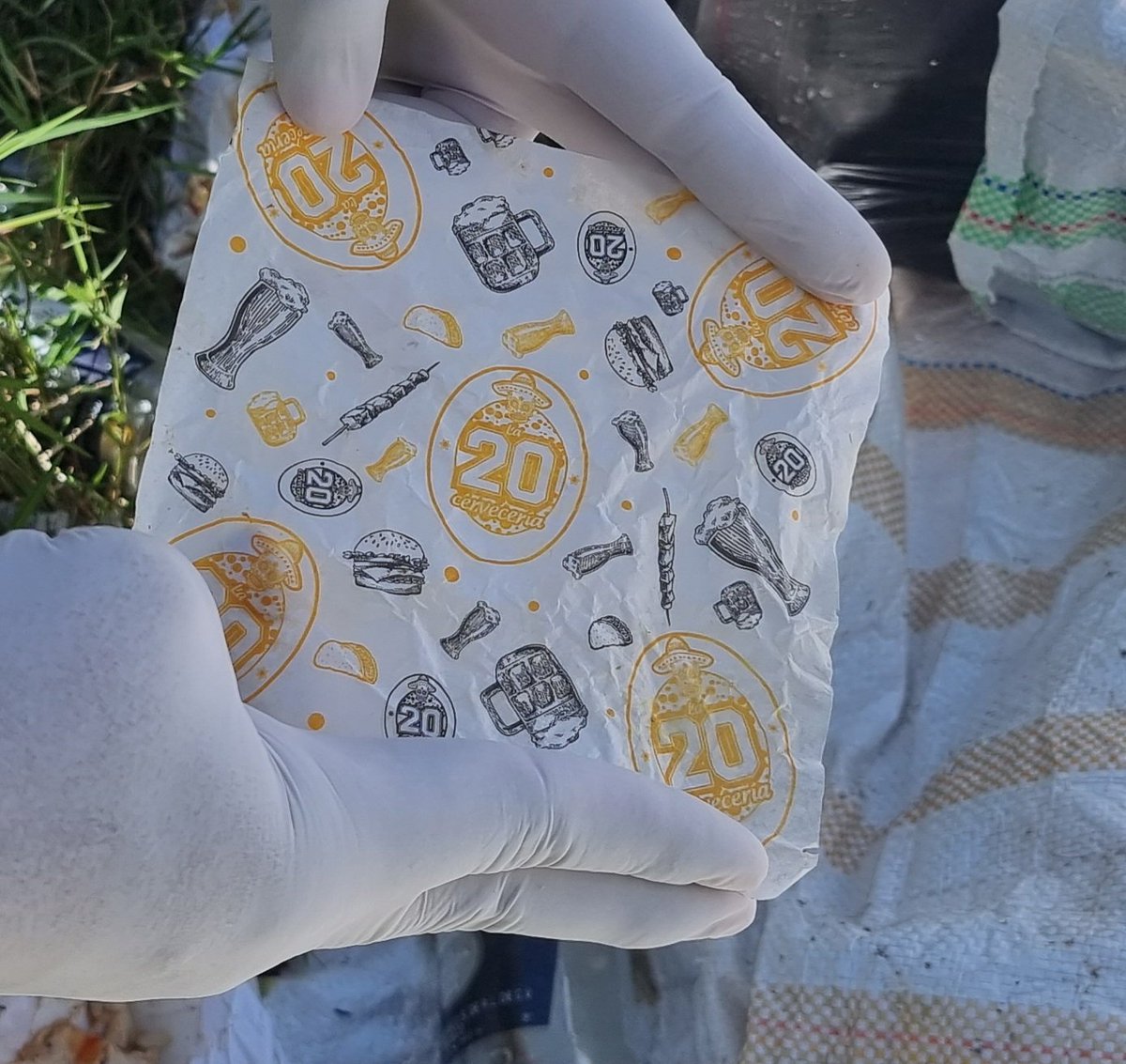 Alejandr0Nochez's tweet photo. Denuncia 🚫

Gran cantidad de botellas de cerveza y otros desechos han lanzado en zona del Cantón El Zapote en #Ayutuxtepeque, por lo encontrado en el lugar se presume que son de la "Cerveceria la 20", solicitamos ayuda para multarlos y que lo retiren.

@MedioAmbienteSV @PNCSV https://t.co/9slDFsAcZ9