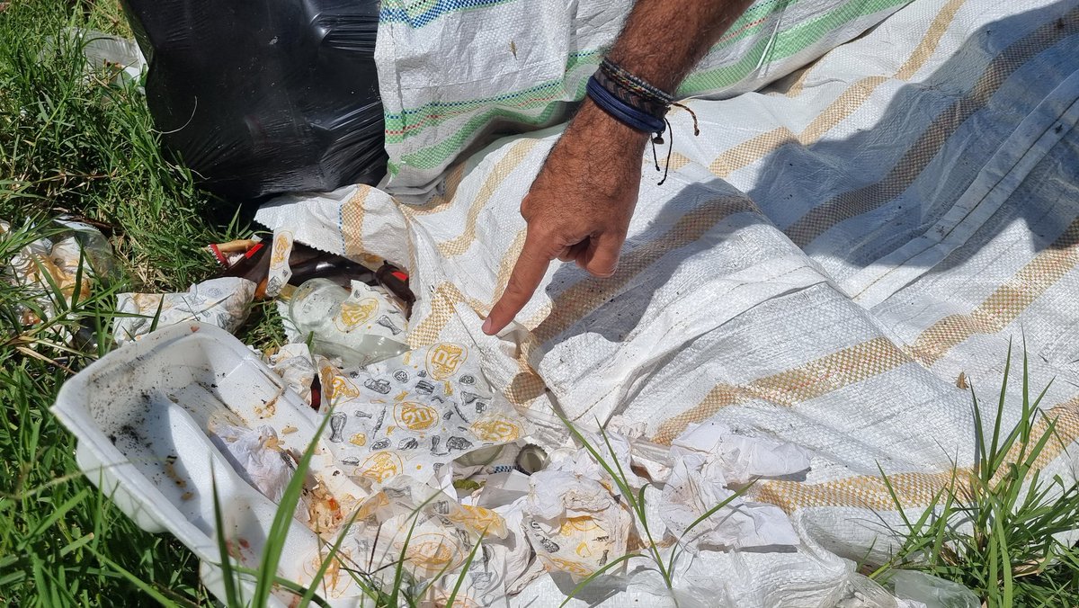 Alejandr0Nochez's tweet photo. Denuncia 🚫

Gran cantidad de botellas de cerveza y otros desechos han lanzado en zona del Cantón El Zapote en #Ayutuxtepeque, por lo encontrado en el lugar se presume que son de la "Cerveceria la 20", solicitamos ayuda para multarlos y que lo retiren.

@MedioAmbienteSV @PNCSV https://t.co/9slDFsAcZ9