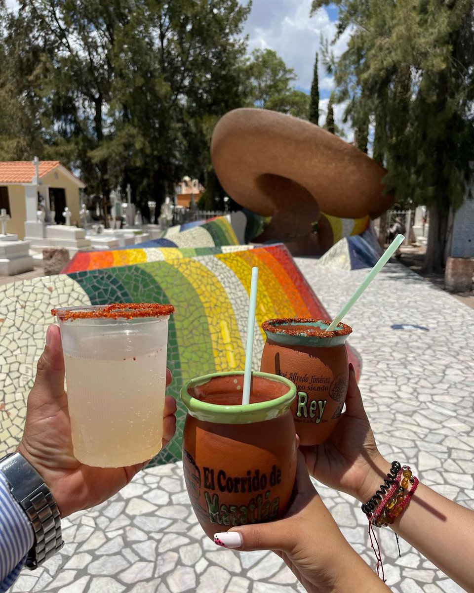 DoloresHgoGto's tweet photo. A veces surge la pregunta, "¿Con quién te hubiera gustado tomarte un trago?", y muchos de nosotros contestamos con Jose Alfredo 🥃🍾 Si visitas su mausoleo, aún puedes hacerlo realidad 😉 eso sí, siempre con moderación 😊
📷 omaralemx https://t.co/ixNlAPUgoS