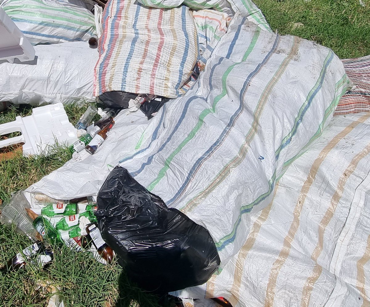 Alejandr0Nochez's tweet photo. Denuncia 🚫

Gran cantidad de botellas de cerveza y otros desechos han lanzado en zona del Cantón El Zapote en #Ayutuxtepeque, por lo encontrado en el lugar se presume que son de la "Cerveceria la 20", solicitamos ayuda para multarlos y que lo retiren.

@MedioAmbienteSV @PNCSV https://t.co/9slDFsAcZ9