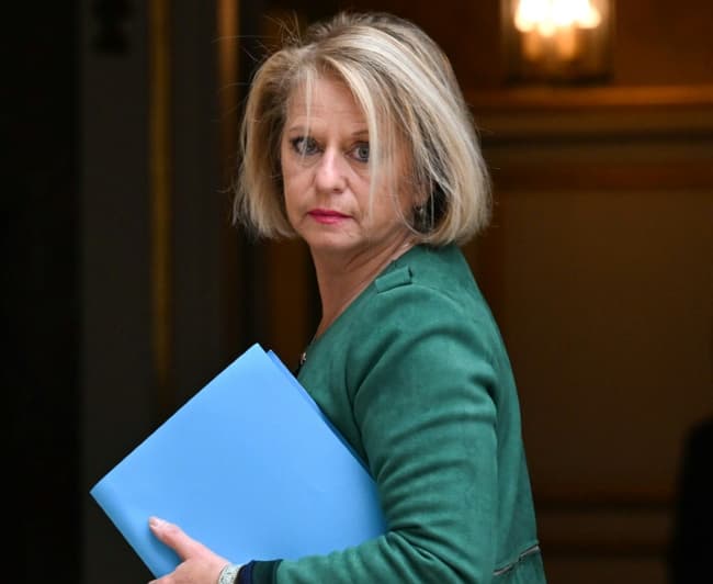 BFMTV's tweet photo. 🔴 ALERTE INFO 
Covid-19: la ministre de la Santé Brigitte Bourguignon recommande le port du masque dans les transports en commun
https://t.co/kUNDTwvurZ https://t.co/QSYNIdhpoo