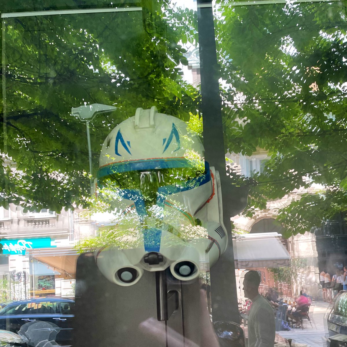 sidusimperator's tweet photo. / i got to geek out on my walk in Budapest jsjsjsjs  it was too bright to get a better picture https://t.co/4mp8WnVOFQ