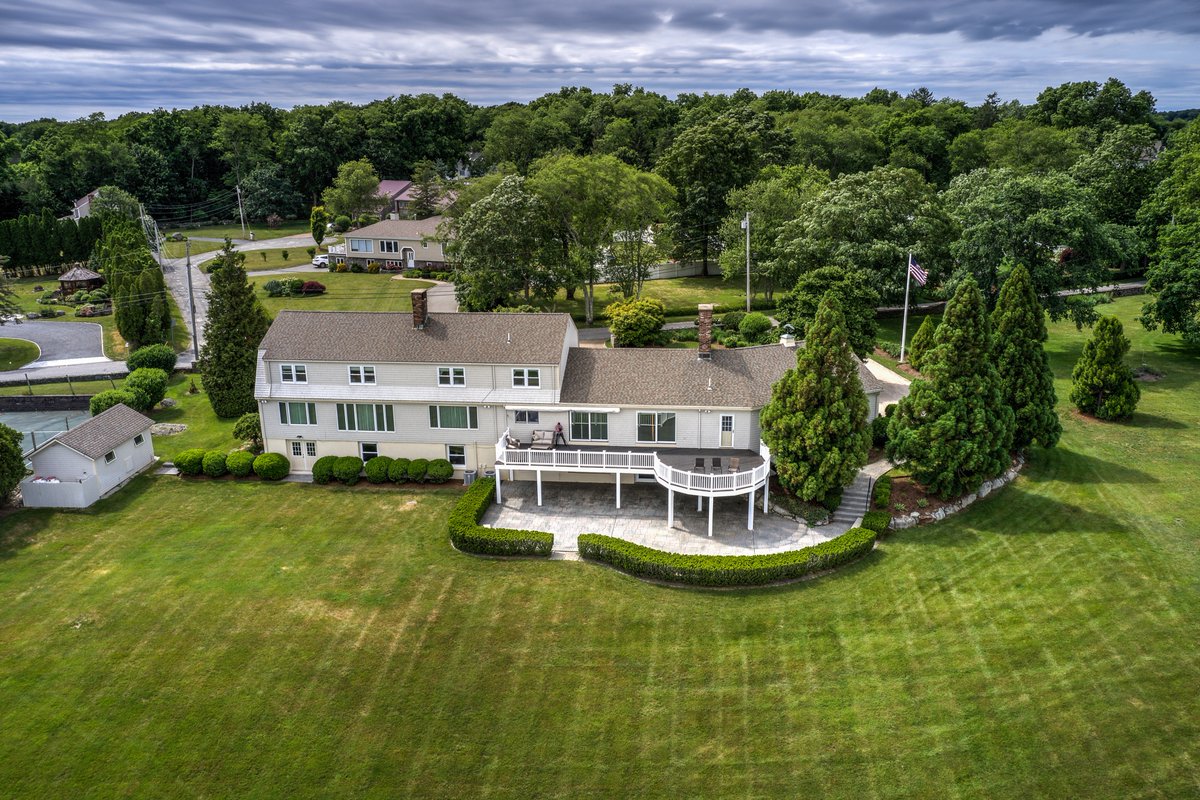 resprop's tweet photo. The first time this waterfront home is being listed for sale. 10 Stonegate Road in Warren sits along the picturesque Mount Hope Bay. This 5-bedroom, 3.5 bath waterfront home has over an acre of land &amp; showcases sweeping views of the Narragansett Bay. 
#Rplhomes #newlisting https://t.co/Ssg8K9TMhP