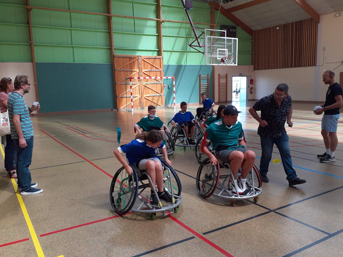 ZolaClg's tweet photo. Activités handisport avec @unss50, les 6D, les ULIS et les élèves de l´IME @ACAIS_Glacerie. Rugby à XIII en fauteuil,  biathlon, curling, relais laser, boccia,  course aux plots ... Très belle expérience inclusive à renouveler ! https://t.co/CAnozMveDM