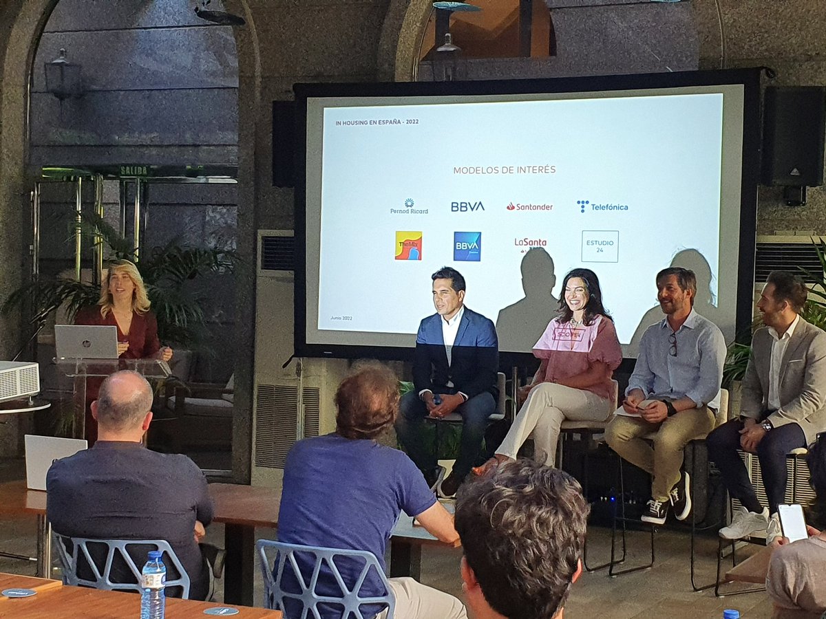 SCOPEN_es's tweet photo. Empezamos la mesa redonda moderada por @kikasamblas con la participación de:
@yamilsalinas de @Telefonica Estudio 24, Luis González de @BBVA Creative, @ricardozafraper de @pernod_ricardES y Rosa Gonzalez Alonso de LA SANTA, @santander_es
#InHousing22 https://t.co/oOEPhf2xHT
