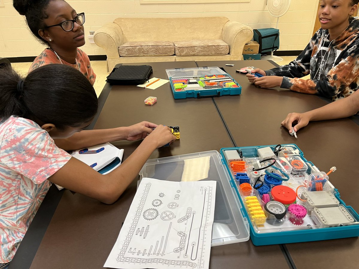 Mr_D_RSE's tweet photo. Back at it again for the Stem Discovery Camp for Henry County. Robotics is awesome #stemdiscoverycamp #stemhenry https://t.co/wlmmKS3xZJ